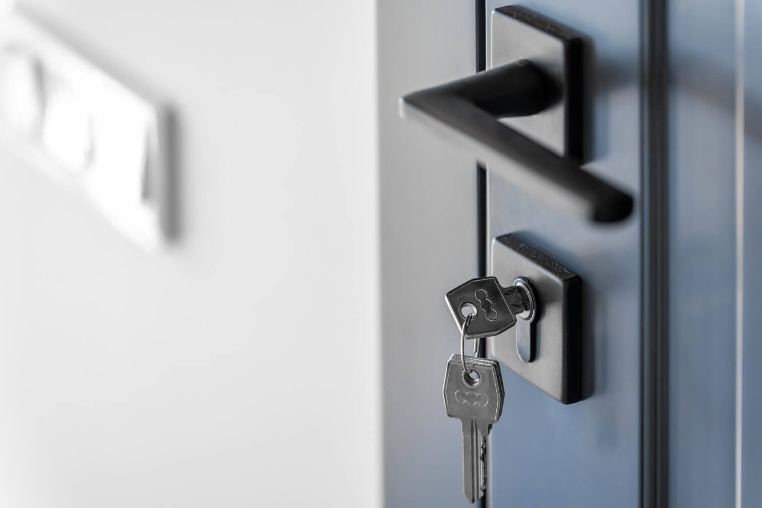 Cerradura de seguridad en puerta acorazada instalada por CABMA Murcia
